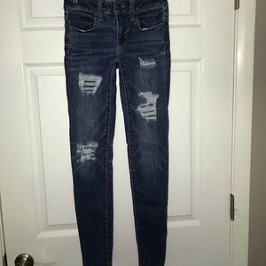 AMERICAN EAGLE RIPPED JEANS